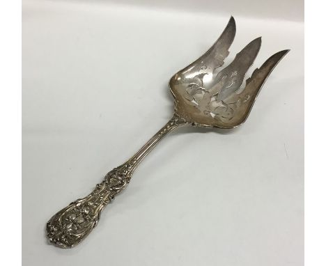 A large pierced silver fork cast with flowers and leaves. By Goran. Approx. 140 grams. Est. £65 - £75.