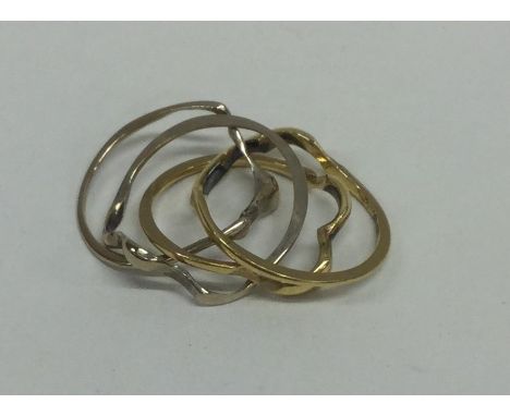 A small gold puzzle ring. Approx. 5 grams. Est. £30 - £50.