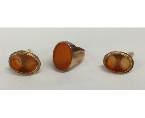 A gold and agate ring together with matching cufflinks attractively carved with Islamic script. Approx. 15 grams. Est. £100 -