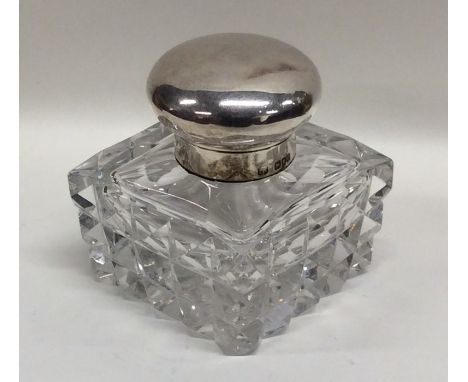 An Edwardian glass and silver mounted hinged top inkwell. London. Approx. 513 grams. Est. £30 - £50.