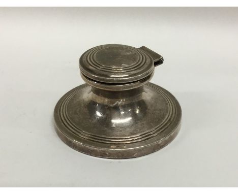 A silver hinged top inkwell with reeded decoration. Approx. 95 grams. Est. £15 - £20.