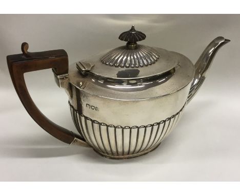 A good quality Edwardian silver half fluted teapot with domed top. London. Approx. 556 grams. Est. £150 - £200.