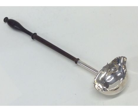 A good Georgian silver toddy ladle with pouring lip and turned wooden handle. (Possibly Provincial). Approx. 64 grams. Est. £