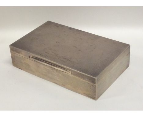 A good quality engine turned silver cigarette box with hinged top. London. By Aspreys. Approx. 527 grams. Est. £150 - £200.