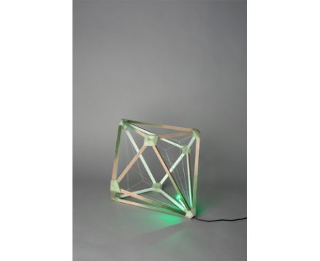 (See English version below)„Green Light“. 2016Holz, partiell bemalt, recyceltes Plastik und LED.  45,5&nbsp;×&nbsp;40&nbsp;×&