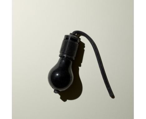 (See English version below)„Untitled (no light)“. 2009Silikon, gegossen.  33&nbsp;×&nbsp;5,5&nbsp;×&nbsp;5,5&nbsp;cm ( 13&nbs