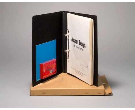(See English version below)„Eine Straßenaktion“. 1972Original-Kartonbox mit Kunstleder-Ringbuch, einer Audiokassette und typo