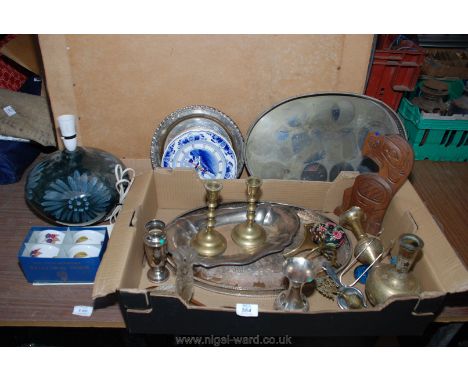 A box of brass, plated trays, table lamp and Evesham Vale ramekins.