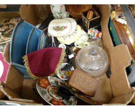 Mixed box of vintage collectables