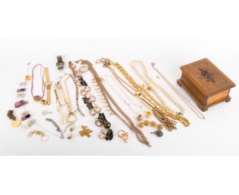 A COLLECTION OF COSTUME JEWELLERY to include cultured pearl necklace and a yellow metal chain marked 14K, yellow metal chain 