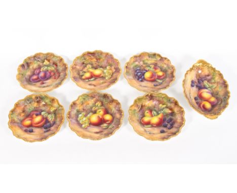 AN EARLY 20TH CENTURY ROYAL WORCESTER PORCELAIN DESSERT SERVICE with hand painted fruit decoration by Horace Price to include