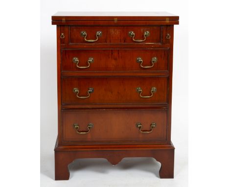 A LATE 20TH / EARLY 21ST CENTURY YEW WOOD VENEERED GENTLEMAN'S DRESSING CHEST with a folding top, four graduated drawers, bra
