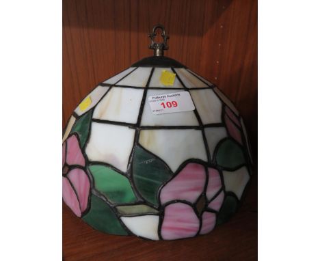 REPRODUCTION TIFFANY STYLE LAMP SHADE.