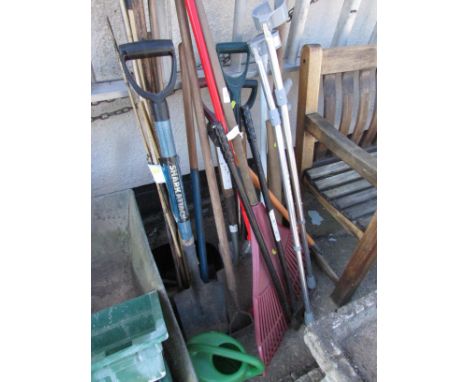 SELECTION OF LONG HANDLED GARDEN TOOLS ETC