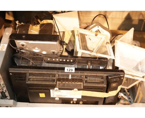 Large box of mixed electrical items including lights. This lot is not available for in-house P&amp;P.
Condition Report: All e