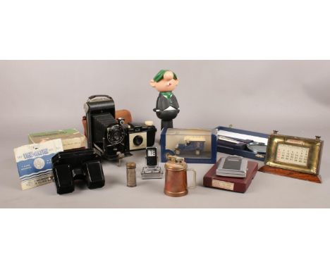 A group of collectables. View-master Stereoscope &amp; four reels (boxed), Andy Capp (Avon cosmetics) Talc bottle figure, Ron