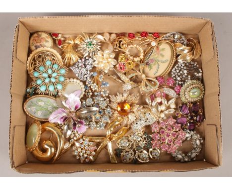 A box of 43 vintage costume brooches. Including coloured paste examples etc.  Brooches in good condition.