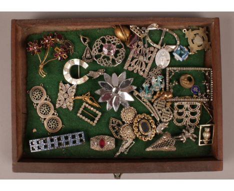 A quantity of vintage jewellery. Including brooches, charms, pendants, etc.  