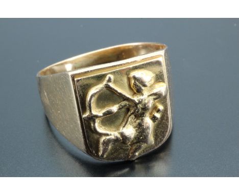 An Italian Air Force 5th Wing high carat yellow metal finger ring, stamped 750, 9.2 g