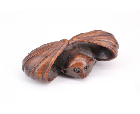 A Japanese carved wood netsuke of a bat, 5 cm