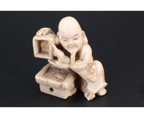 A Japanese ivory netsuke of a rat catcher, 4 cm