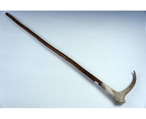 A vintage antler handled walking stick, 99 cm