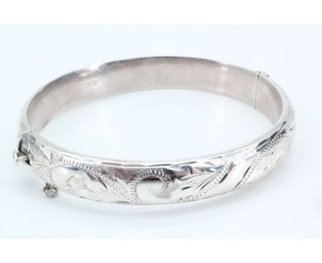 A late 20th Century silver foliate-decorated bangle, 16 g