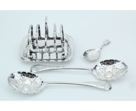 An Edwardian electroplate tea caddy spoon, fiddle pattern with shell shaped bowl, an Edwardian electroplate toast rack, on tr