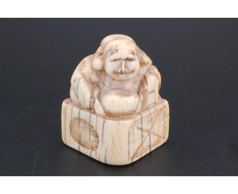A Japanese bone netsuke of Hotei, 4 cm