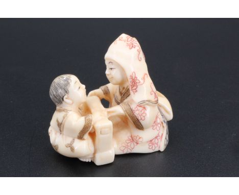 A Japanese ivory netsuke of a mother and child, 3.5 cm