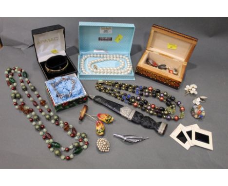 Collection of costume jewellery and small dagger.  This bladed lot is not for sale to people under the age of 18. By bidding 