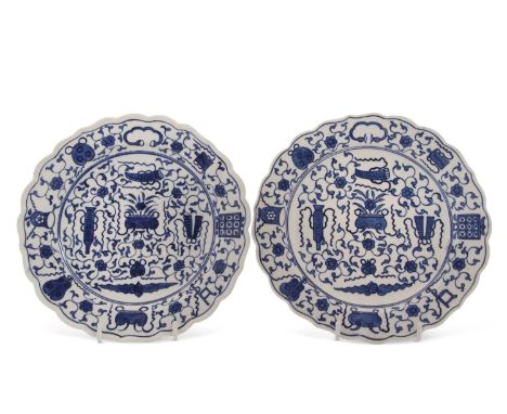 A pair of 18th Century Worcester porcelain plates, both decorated with the 100 Antiques pattern, 19cm diameterboth in good co