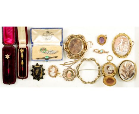 MISCELLANEOUS GOLD AND SILVER JEWELLERY, TO INCLUDE A CARVED AMETHYST BROOCH, A GYPSY SET DIAMOND STICK PIN IN GOLD, UNMARKED