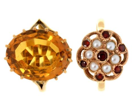 A SPLIT PEARL AND GARNET RING IN 9CT GOLD AND A CITRINE RING IN GOLD, MARKED 9CT, 7.8G, SIZE N++GOOD CONDITION 