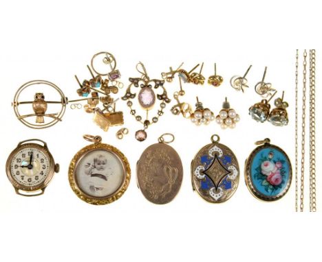 MISCELLANEOUS GOLD JEWELLERY, TO INCLUDE AN AMETHYST AND SPLIT PEARL PENDANT, MARKED 9CT, AND AN OWL BROOCH, MARKED 9CT, 59G 