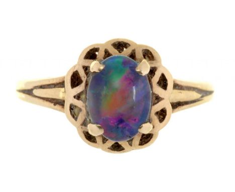 AN OPAL RING IN 9CT GOLD, BIRMINGHAM 1973, 2.95G, SIZE K ½++BUILD UP OF DIRT AND GRIME 