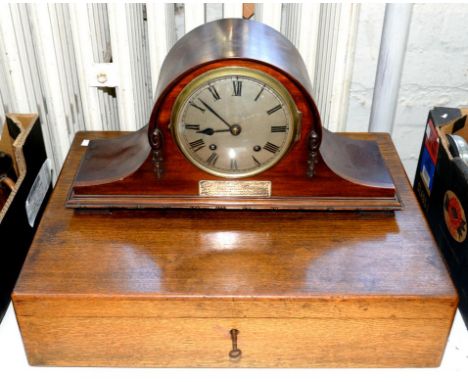 A MAHOGANY MANTEL CLOCK AND AN OAK CANTEEN FITTED WITH TWO DRAWERS, 50CM W 