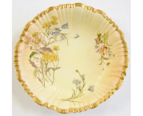 A ROYAL WORCESTER SHELL MOULDED BOWL, PRINTED AND PAINTED  WITH NATURALISTIC WILD FLOWERS ON A SHADED APRICOT GROUND, 22.5CM 