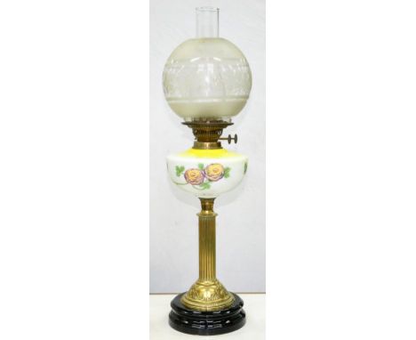 AN EDWARD VII REEDED BRASS COLUMNAR OIL LAMP ON DOMED BASE WITH FLORAL PAINTED AND YELLOW TINTED WHITE GLASS FOUNT AND  BRASS