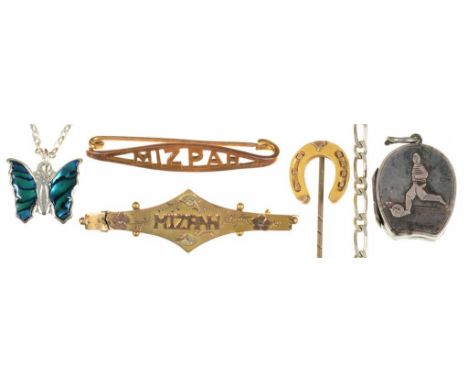 MISCELLANEOUS GOLD AND SILVER JEWELLERY, TO INCLUDE A GOLD MIZPAH BROOCH, MARKED 9CT, A GOLD HORSESHOE STICK PIN, MARKED 9CT 