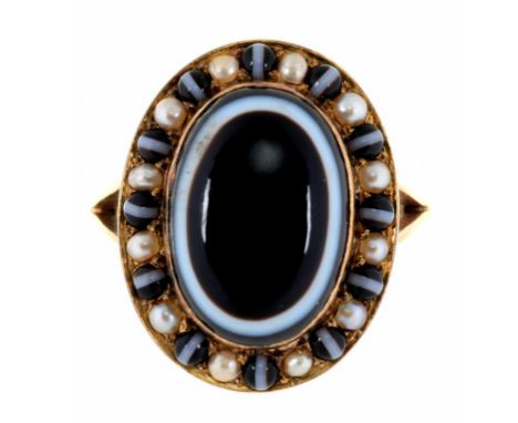 A BANDED AGATE AND SPLIT PEARL RING IN GOLD, MARKED 9CT, 5.7G, SIZE L ½++This ring has been adapted from a Victorian mourning