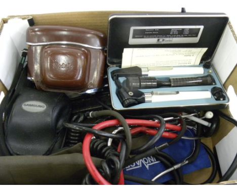 A KODAK RETINETTE 1B ROLL FILM CAMERA AND A QUANTITY OF GENERAL PRACTITIONERS MEDICAL INSTRUMENTS, TO INCLUDE STETHOSCOPES AN