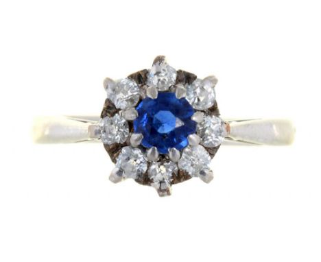 A SAPPHIRE AND DIAMOND CLUSTER RING IN WHITE GOLD, MARKED 18CT, 2.9G, SIZE K++GOOD CONDITION 