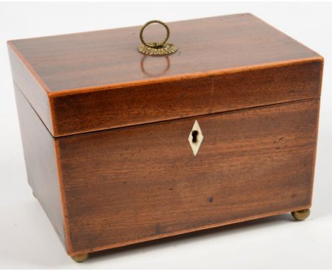 AN EARLY VICTORIAN  MAHOGANY AND LINE INLAID TEA CADDY, THE DIVIDED INTERIOR WITH A PAIR OF COVERS, 21CM L 