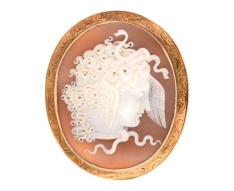 A SHELL CAMEO BROOCH PENDANT IN GOLD, MARKED 9CT, 54 X 45 MM, 16G++A fine quality 19th century shell cameo in good condition 