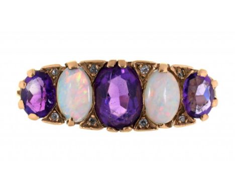 AN AMETHYST AND OPAL RING IN 9CT GOLD, LONDON 1970, 4.7G, SIZE P++GOOD CONDITION 