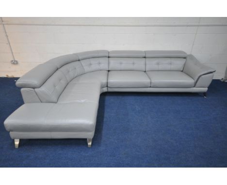 A HIGH QUALITY CLOUD GREY LEATHER UPHOLSTERED L SHAPED CORNER SOFA, with buttoned back and armrest, three manual adjustable h