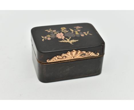 A LATE 18TH / 19TH CENTURY CONTINENTAL TORTOISESHELL AND YELLOW AND WHITE METAL MOUNTED AND INLAID SNUFF BOX, the hinged lid 