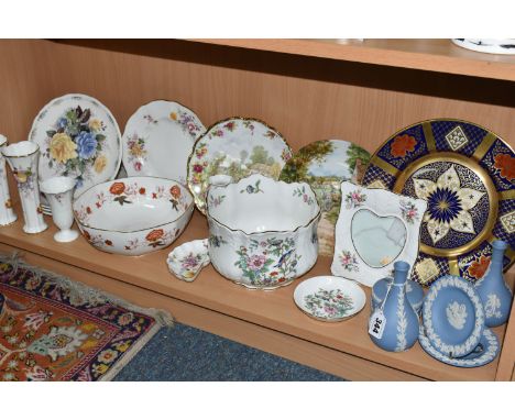 A GROUP OF NAMED CERAMICS, comprising a Caverswall Imari design cabinet plate,  a Royal Crown Derby 'Bali' pattern fruit bowl