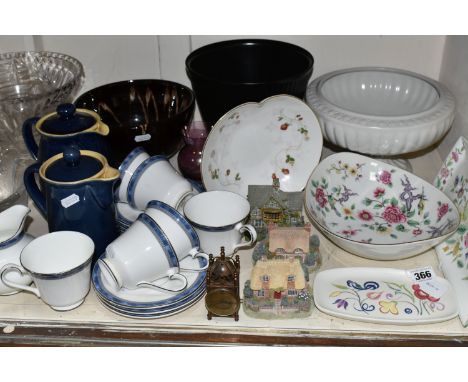 A GROUP OF CERAMICS AND GLASS WARES, to include a Poole Pottery 'Blue Cockerel' trinket dish, a thirteen piece Royal Doulton 